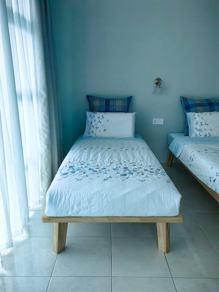Espejo ★ Silla ★ Escritorio ★ Secador de pelo ★ Lámpara de pared ★ Perchero de pared para ropa ★ Balcón