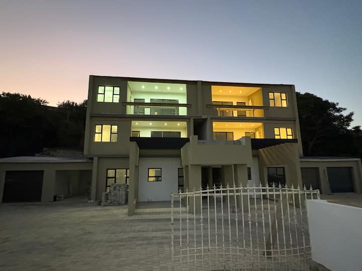 Brand New 2 Bed ,2,5 Bath With Pool Deck And Views - Plettenberg Bay