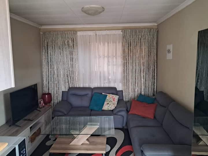 Spacious 2-bed Gem In Prime Roodekop Location - Vosloorus
