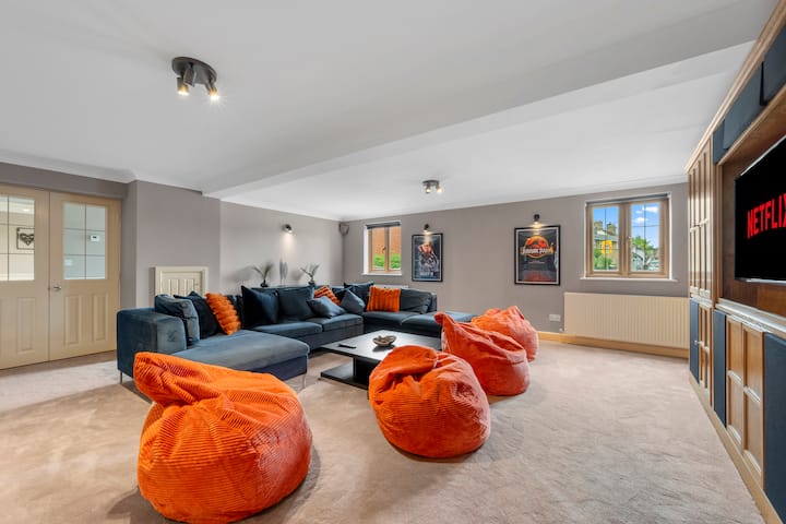 7br Contractor House | Sleeps 14 | Gated Parking - Bedford