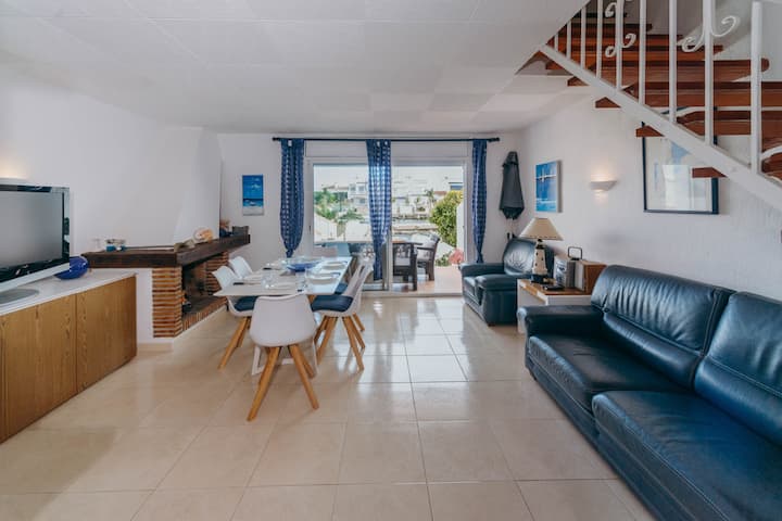 3br Townhouse With Canal View, Parking & Wifi - Sant Pere Pescador