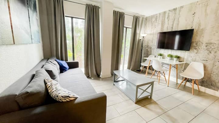 2br Apartment /No Carpet/ Fits 4 /Close To Parks - Orlando, FL