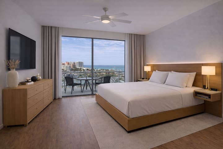 Bright Bay View 2br Corner Suite - Clearwater Beach, FL