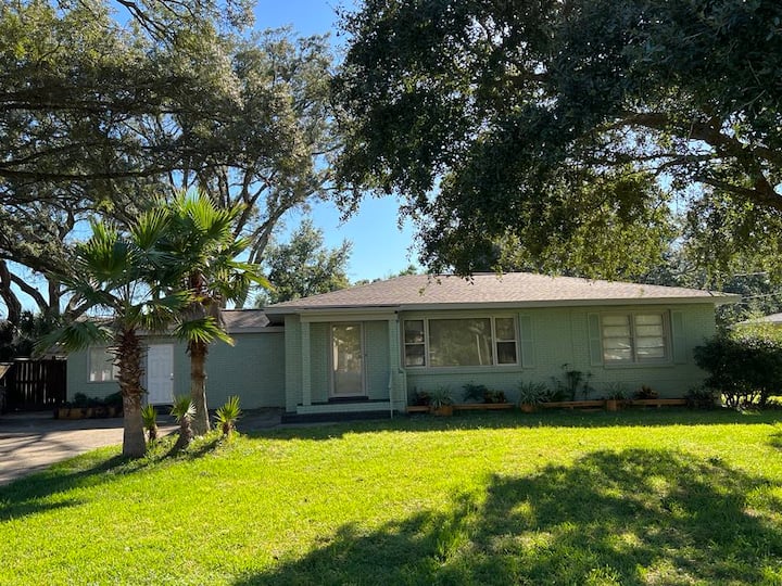Min To Dt & Beach! Modern Home W/ Private Pond - Pensacola, FL