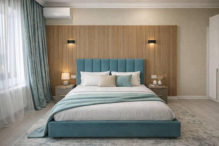 Amplio dormitorio con una cama tamaño king y un colchón de primera calidad para disfrutar de una noche de sueño perfecta. El elegante interior, los tejidos suaves y la iluminación cálida crean un ambiente acogedor y de calidad hotelera. Hay aire acondicionado, cortinas opacas y todo lo que necesitas para una estancia cómoda.