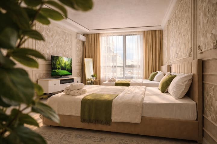 Dormitorio luminoso y espacioso con una ventana panorámica y un interior elegante. Dos camas cómodas con colchones de primera calidad, textiles suaves y luz natural crean un ambiente acogedor y tranquilo para unas vacaciones perfectas.
