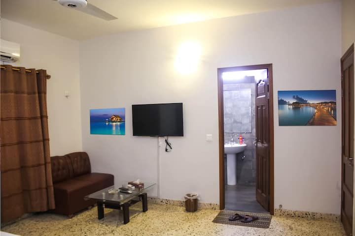 Modern Clifton House | 7 Cozy Rooms
Prime Location - Karachi