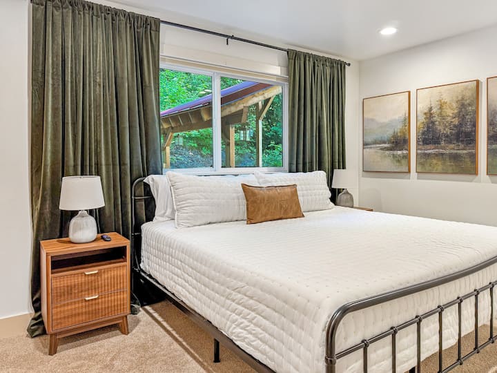 Refúgiate en la suite principal que cuenta con una cama tamaño king, cortinas opacas, máquina de ruido blanco, estaciones de carga junto a la cama, TV Roku de 55 pulgadas y armario. Una puerta privada conduce directamente a la bañera de hidromasaje y hay una cuna portátil disponible para las familias.
