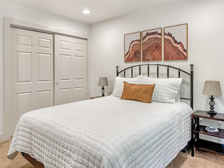 Descansa tranquilamente en la acogedora habitación de invitados, que cuenta con una cama tamaño queen, un televisor Roku de 55 pulgadas, una máquina de ruido blanco, un tocador, un portaequipajes y un espejo de cuerpo entero. Diseñada cuidadosamente pensando en la comodidad y la conveniencia, es el lugar perfecto para recargar energías.