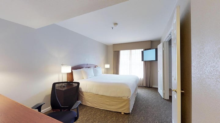 1br Pet-friendly Suite W/ Full Kitchen & Pool - Placentia, CA