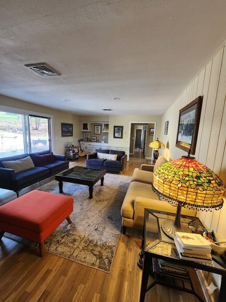 The Manse On The Hill 2-story Retreat + Parking - Paterson