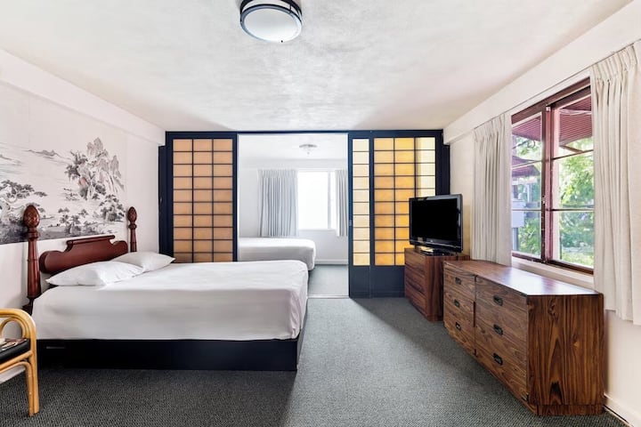 2 Bedroom Suite With Full Kitchen | Outdoor Pool - Honolulu, HI