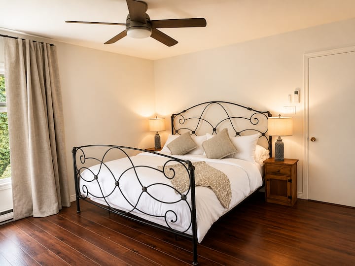 Chambre principale avec literie en coton biologique à contexture élevée et salle de bain attenante
