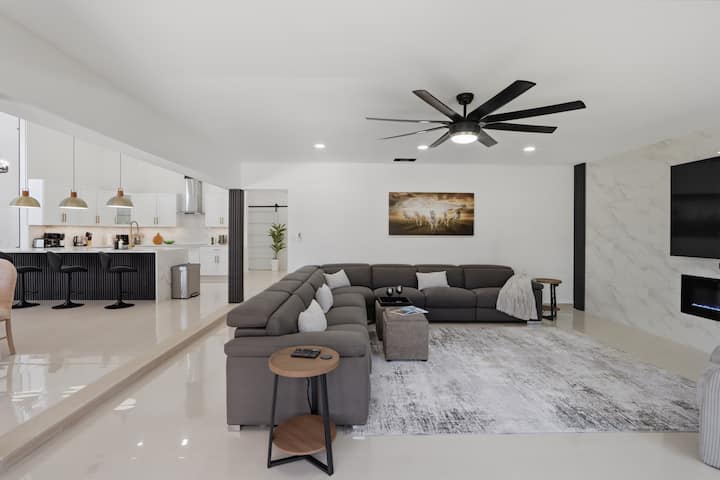 Lakefront Luxury Retreat - Heated Pool & Game Room - Royal Palm Beach, FL