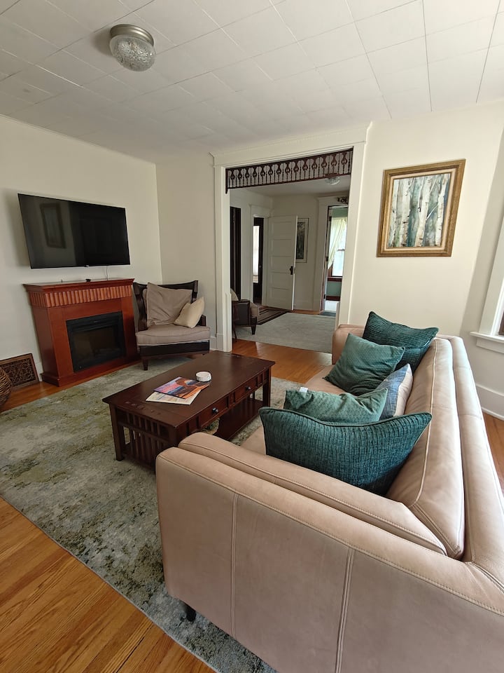 Charming 3 Bedroom Home In Benson - Omaha, NE