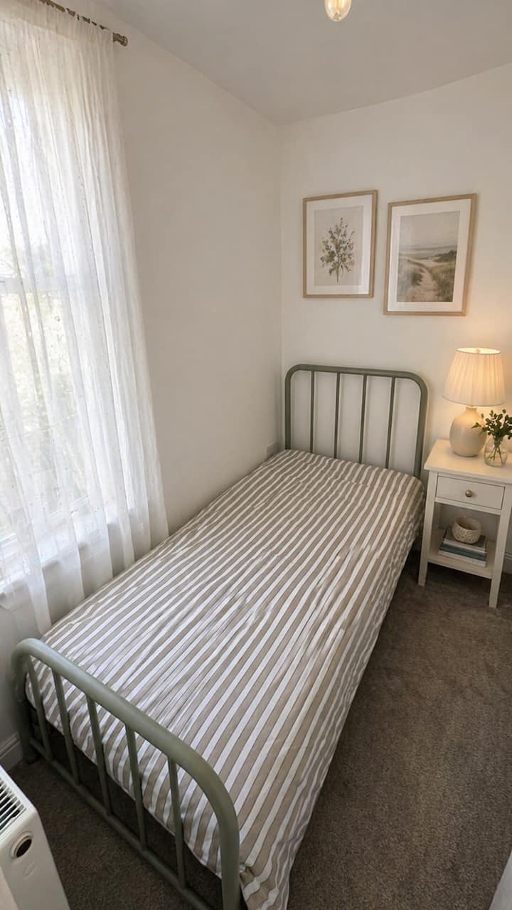 Single bedroom suitable for occasional use or a child 