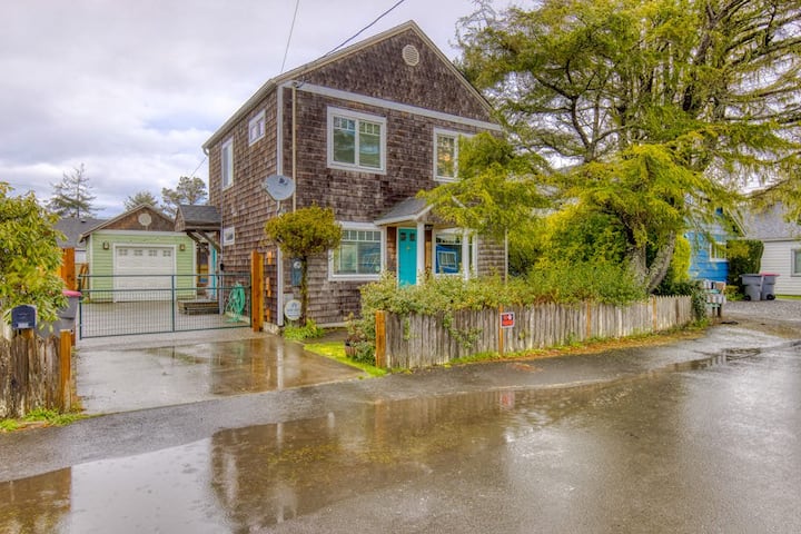 Dog-friendly 3br With Hot Tub, 5 Blocks To Beach - Seaside, OR