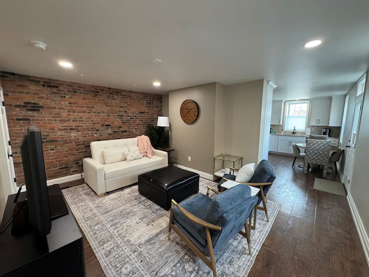 Luxury Apartment 1st-floor-free Off Street Parking - Pittsburgh, PA