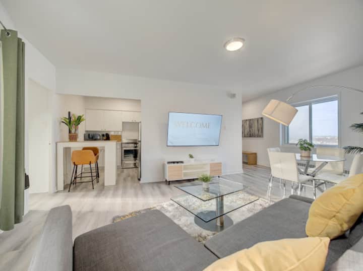 Spacious 1br  Large Balcony  Stunning City Views - Montreal