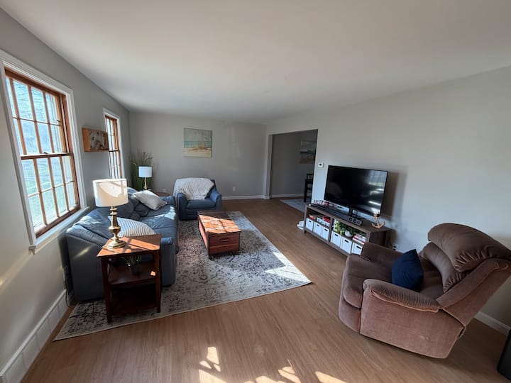 Family Friendly Lakeside Home Near Lake Erie - Erie, PA