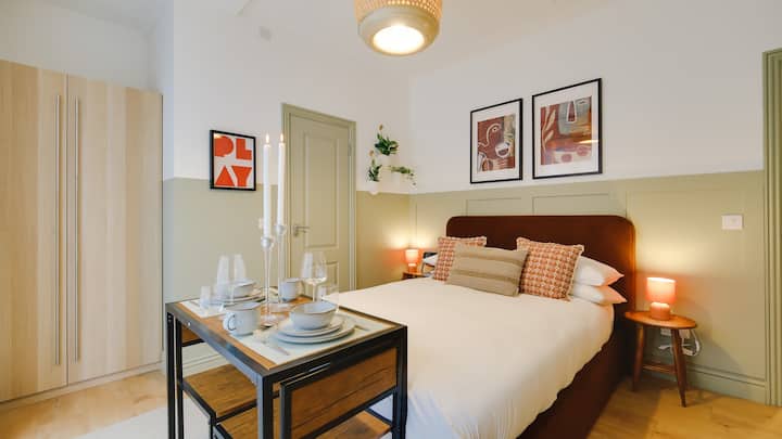 Cinema & Quiet Garden Access | Kensington Olympia - Londra