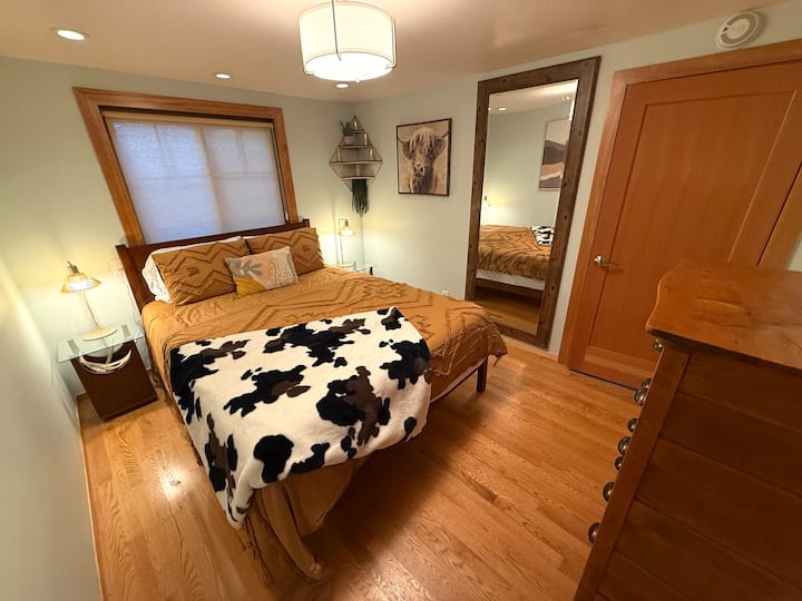 Dhoma Ranch: Krevat dopio "Queen" me dyshek me material "memory foam", komo, banjë private (dhomë kalimi për në dhomën Ocean).