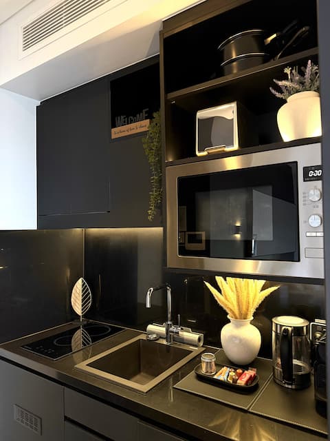 Popular Airbnb listing: 2 Min Walk to Central | Modern 1BR Studio in Chippendale