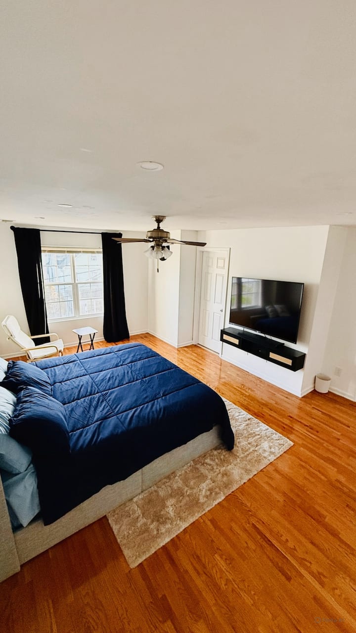 Master Bedroom With Private Washroom & Closet - Staten Island, NY