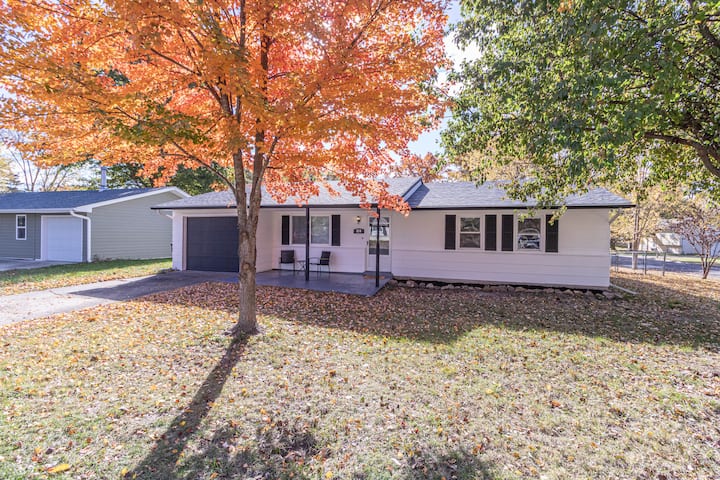 The One With Everything - Fiber, Garage, Fence - Columbia, MO