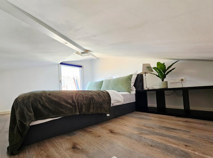 Cama doble (160 x 200) para dos personas.