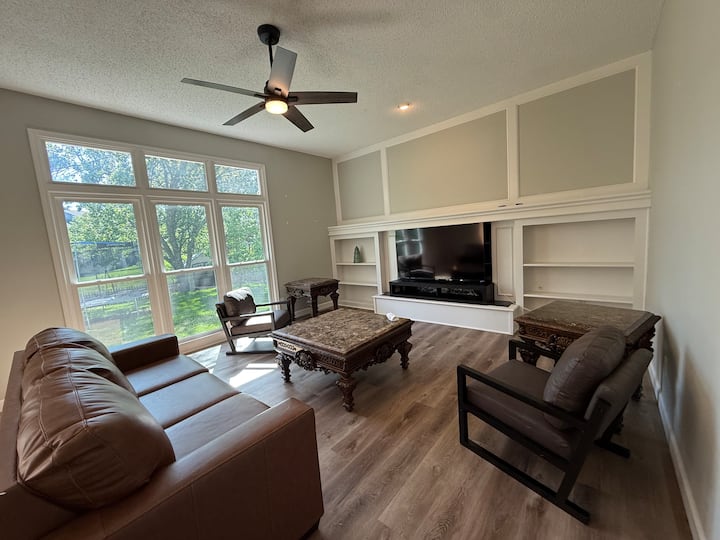 Sleeps 10 | Bright&cozy | World Cup Getaway - Olathe, KS