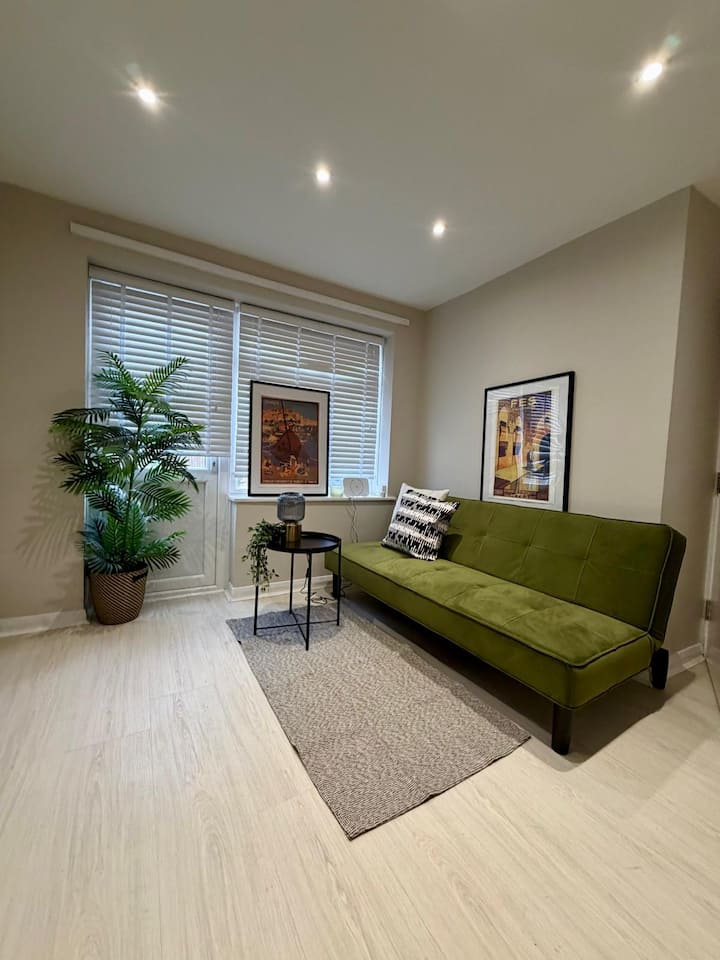 4 Bedroom Newly Refurbished House - Hounslow