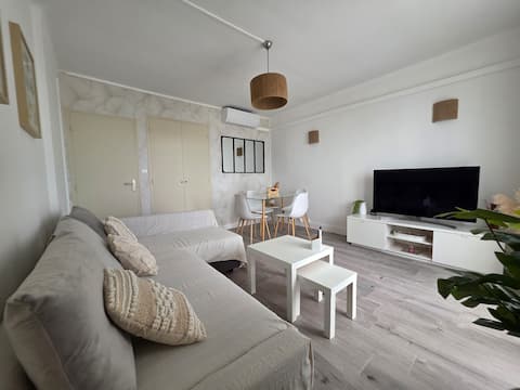Annonce Airbnb populaire: *Panoramic sea view & Canigou + loggia & AC* à Saint Cyprien