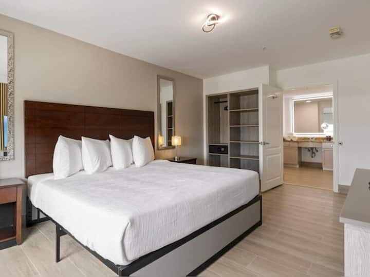 Relax In A Modern Room Near Lazy Dog Bar - 0.1 Mi - アメリカ ヒューストン