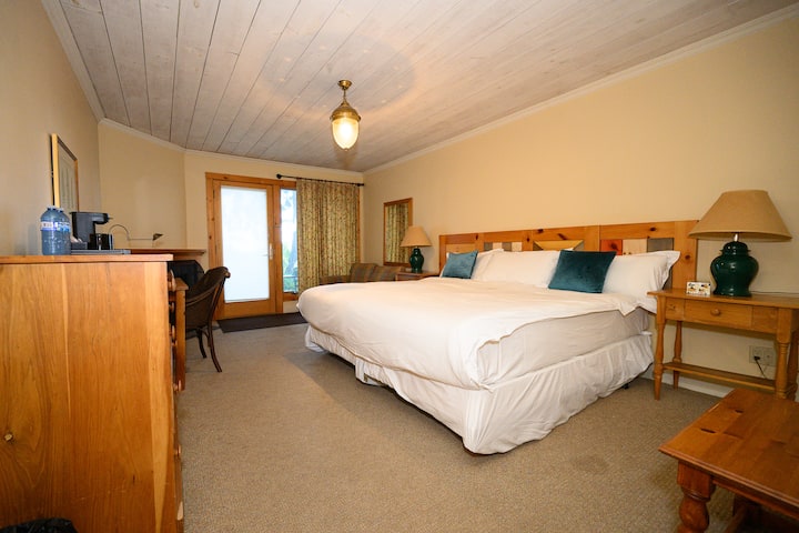 140a Peaceful Simcoe Escape | Private Beach, Kayak - Georgina