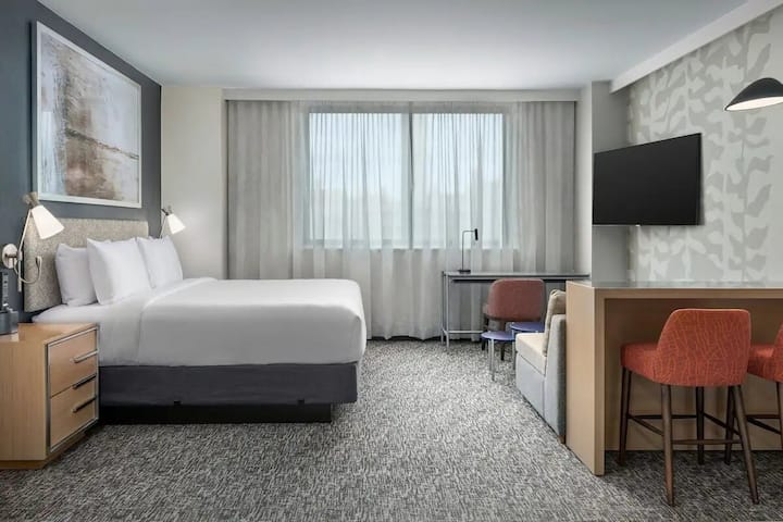 Marriott Queens | King Suite | Nyc Trips | 2 Units - Queens, NY