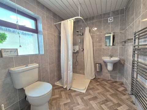 Top performing Airbnb: City Centre 4 Bed with parking in Docklands