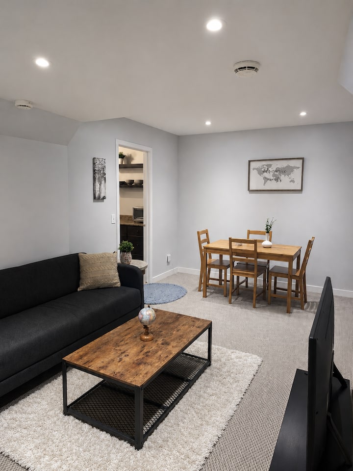 Modern 2br Suite | Near C-train & Shopping - Calgary