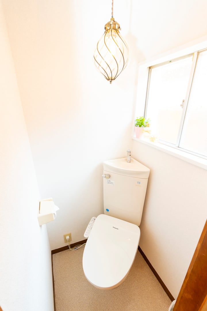 美しく修復された歴史的な家なので、バスルームの広さは狭めです。ただし、トイレは各フロアに1室ずつ2室あり、両方とも快適にお使いいただけるよう、モダンな日本式ウォシュレットトイレが備わっています。
