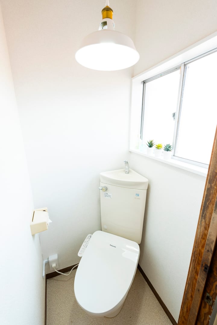 美しく修復された歴史的な家なので、バスルームの広さは狭めです。ただし、トイレは各フロアに1室ずつ2室あり、両方とも快適にお使いいただけるよう、モダンな日本式ウォシュレットトイレが備わっています。