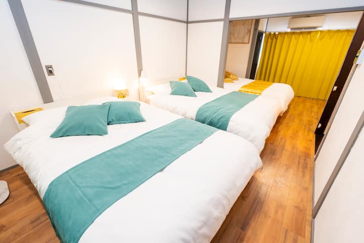 閑静な住宅街にあるこの寝室は、遮光カーテンで静かな眠りをお届けします。鳥の優しいさえずりに目覚め、神戸での一日をリラックスしてスタートしましょう。