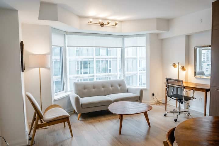 Contemporary Yorkville 2br Condo - Toronto