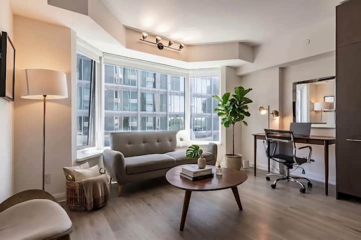 Contemporary Yorkville 2br Condo - Toronto