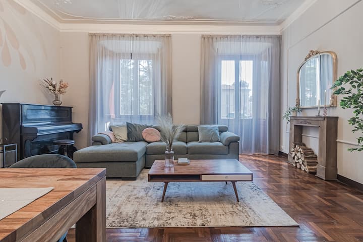 Hermosa sala de estar de época con piso de madera original y techos de estuco. 

Admire la pared y el piano característicos de Rossini, bajo la icónica lámpara de Castiglioni.

Una combinación única de arte e historia, con chimenea y diseño italiano

Encanto puro