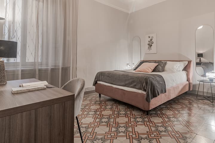 El segundo dormitorio doble, con un colchón king de 30 cm (12 pulgadas), icónicos azulejos cementina de estilo vintage y una cama de terciopelo rosa. 

La iluminación suave y los espejos crean un ambiente poético.

Un refugio encantador, con un estilo vintage y elegante, para un descanso inolvidable