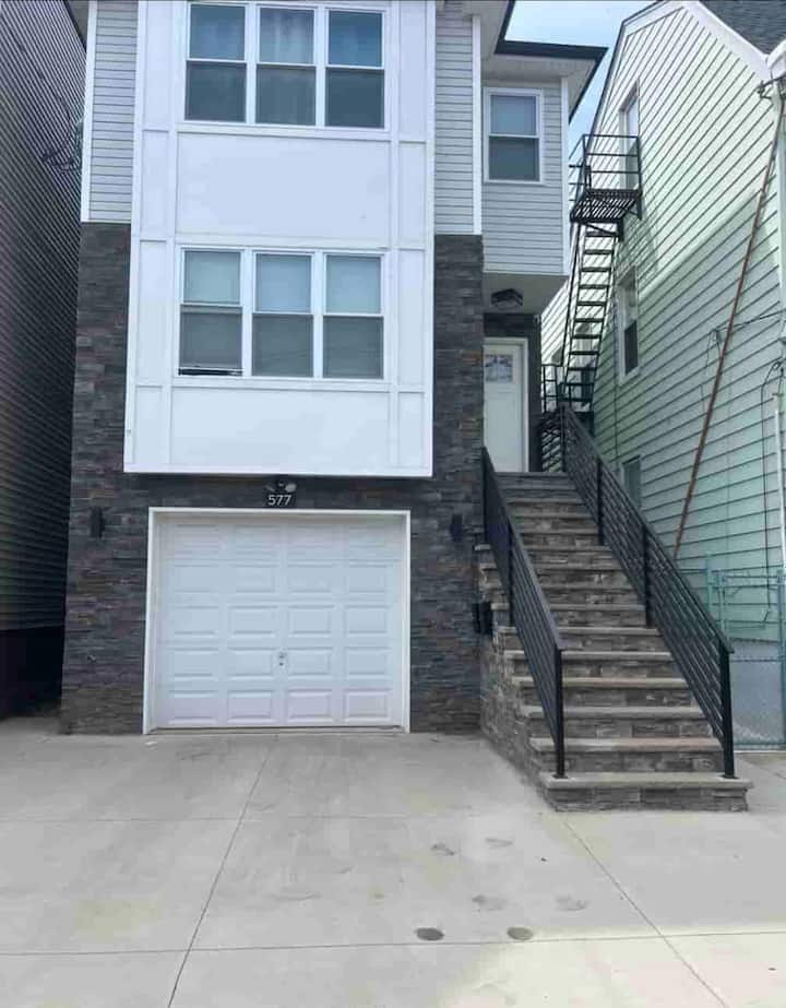 Spacious & Cozy 3.5br Home Near Ewr/nyc - Newark, NJ