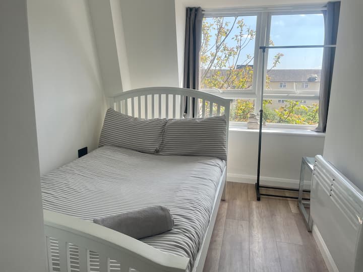 2 Bed Contractor Accommodation | Sn1 | Wi-fi - The County Ground
