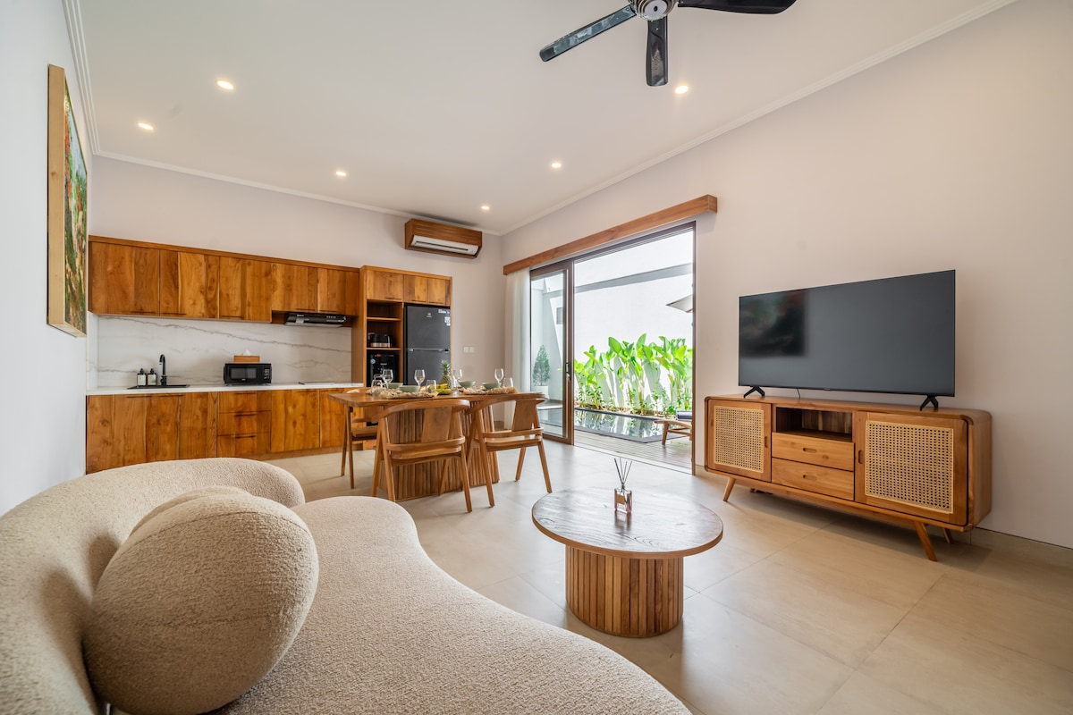 Villa in Kecamatan Denpasar Selatan · 3 bedrooms · 3 beds · 3 private baths, сопоставимый объект Airbnb