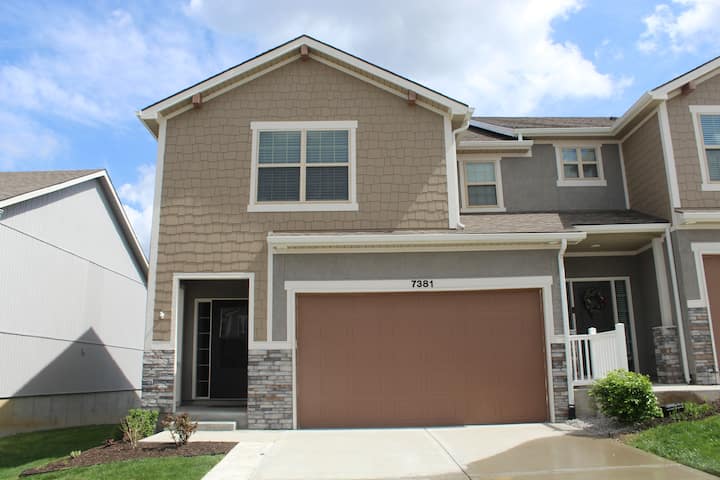 Quintessential Kc Townhome - Parkville, MO