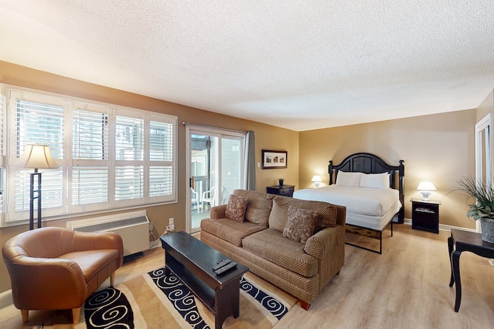 Bm Studio W/ Large Patio | Pool, Hot Tub, Tennis - The Blue Mountains